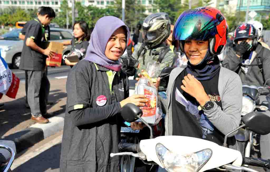 Pertamina Bagi-bagi Oli di Hari Pelanggan Nasional 2016