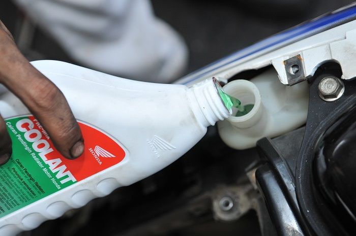 Tak Cuma Di Mobil, Air Radiator Juga Penting Untuk Motor